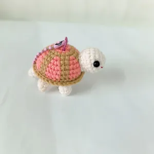 Porte-clés tortue au crochet artisanal et charm de sac adorable animal tricoté rose et beige
