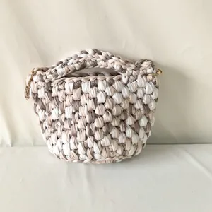 Handgefertigte Häkel-Beuteltasche aus bunten Stoffstreifen, ideal als Schulter- und Umhängetasche.