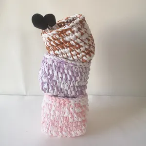 Ensemble de trois paniers de rangement de maquillage au crochet en doux fil de tissu.