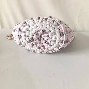 Handgefertigte Häkel-Stoffgarn-Tasche Unterboden Detailaufnahme, in schönem Rosa Weiß Grau.