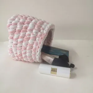 Détail de panier de maquillage crochet rose et blanc fait main, rangement cosmétique.