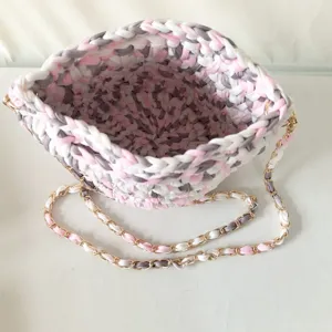 Handgefertigte Häkel-Eimer-Tasche mit schickem Farbmix und stilvollem Kettenriemen.