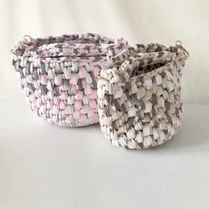 Handgemachte Häkel-Umhängetasche aus bunten Stoffstrips im stilvollen Beutel-Design.