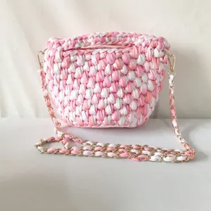 Handgemachte Häkel-Eimer-Umhängetasche mit rosa-weißem Garn und schicker Kette für Damen.