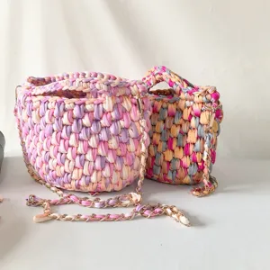 Handgehäkelte Eimer-Tasche mit bunten Stoffstreifen, stilvolle Umhängetasche für Damen.