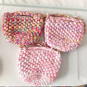 Handgemachte Häkel-Umhängetasche, bunte Stoffstreifen Schultertasche, modische Beuteltasche.