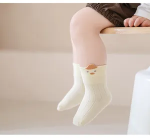Calzini medi in cotone per neonato con simpatico design a anatra, morbidi e confortevoli.