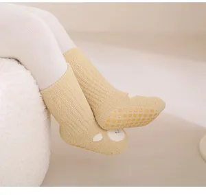 Calzini neonato invernali spessi antiscivolo caldi simpatici scarpe primi passi dettaglio