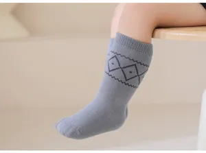 Calze lunghe da bambino in cotone accogliente con eleganti motivi a rombi per tutti i giorni.