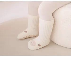 Primo piano dettaglio delle calze antiscivolo calde per neonati e bambini piccoli trama.