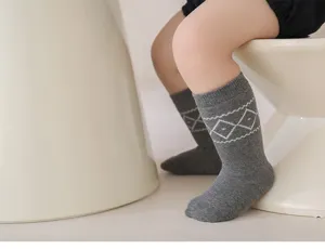 Comode calze al ginocchio grigie per bambini in cotone con motivo a losanghe bianche