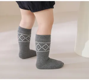 Bambini calze lunghe grigie con motivo a rombi bianchi calzini alti al ginocchio autunno