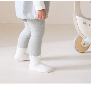 Leggings grises para niños pequeños con calcetines blancos integrados para niñas primavera