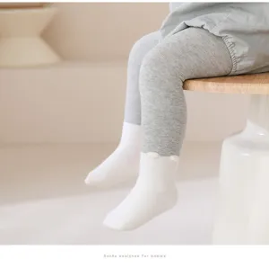 Primer plano de leotardos suaves para bebé con diseño tierno en el tobillo, gran comodidad.