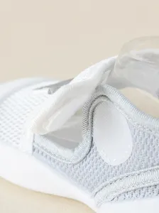 Chaussures bébé en maille respirante avec sangle velcro pratique pour l'été.