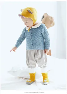 Detailansicht der Babyschuhe mit süßem Cartoon-Motiv und weicher rutschfester Sohle für drinnen.