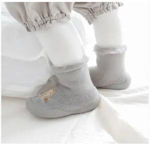 Nahaufnahme von Kleinkind Winter gefütterten Anti-Rutsch Hüttenschuhen mit Tier-Detail.