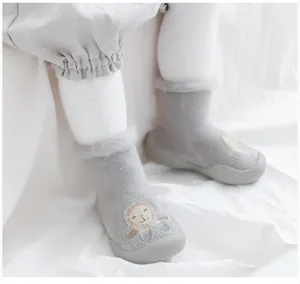 Detailansicht grauer Kleinkind Socken Schuhe mit Fleecefutter und niedlichem Löwen Motiv.