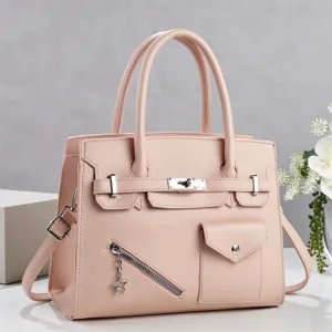 Sac à main pour femme en cuir rose avec anses et poches avant élégantes pour tous.