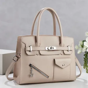 Élégant sac à main pour femme en cuir synthétique beige, cabas tendance avec poignées et bandoulière.