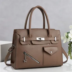 Sac à main femme en cuir marron avec poignées, bandoulière et fermeture à tour élégante.