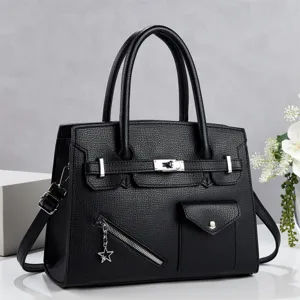 Élégant sac à main noir en cuir avec poignées, fermoir métallique et poches avant stylées et utiles.