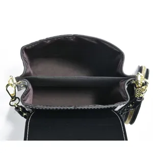 Vue de détail intérieur du mini sac bandoulière noir croco avec ses doubles compartiments.
