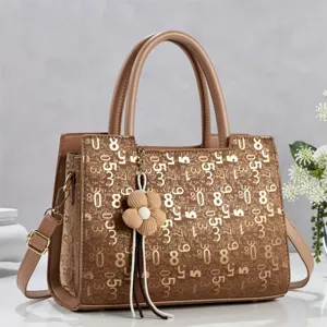 Khakifarbene Damen Leder Schultertasche lässige Handtasche mit elegantem Blumenanhänger.