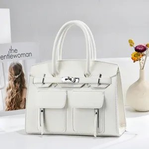 Sac a main de luxe en cuir blanc cabas avec poignees et poches avant elegantes pour femmes.