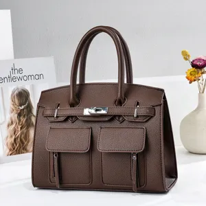 Sac à main élégant en cuir marron pour femmes, doté de poches avant et de poignées robustes.