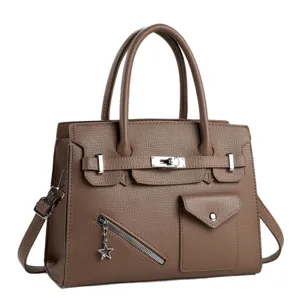 Élégant sac à main en cuir marron pour femmes, sac bandoulière avec fermoir métallique.