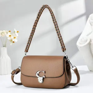 Détails du sac à bandoulière en cuir marron avec lanière tressée et fermoir en métal.