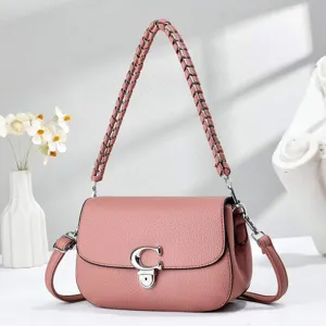 Sac à main bandoulière en cuir rose avec anse tressée et fermoir en métal pour femme chic.