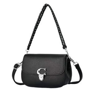 Élégant sac à bandoulière noir pour femme avec poignée tressée et fermoir en métal C