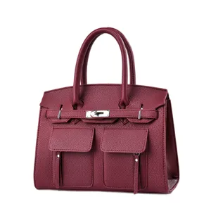 Sac a main en cuir bordeaux pour femme, cabas elegant avec poches avant et serrure.