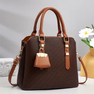 Grand Sac Cabas Femme Cuir PU Mode Sac Bandoulière Motif Classique Sac à Main Décontracté Avec Pendentif