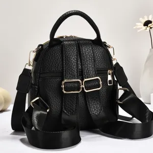 Vue détaillée du mini sac à dos en cuir noir avec des bretelles réglables et des boucles.