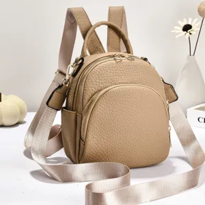 Vue détaillée du mini sac à dos en cuir tendance doté de plusieurs compartiments pratiques.