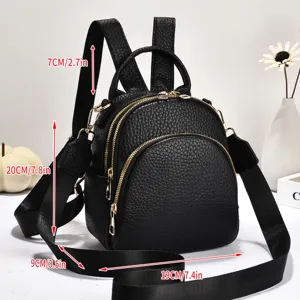 Petit sac à dos noir en similicuir avec fermoirs dorés et détails de dimensions précis.