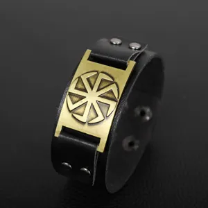 Brazalete de cuero PU negro estilo punk con detalle de placa de sol de metal vintage.