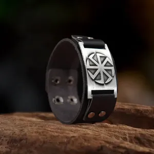 Pulsera de cuero PU ancho estilo punk vintage hombre con dije de placa de sol retro.