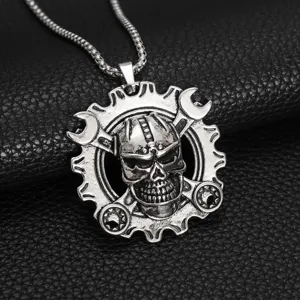 Vue détaillée d'un collier pendentif crâne style punk hip-hop avec engrenage et clé.