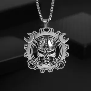 Gros plan sur le pendentif crâne en acier inoxydable style punk avec engrenage et clé.