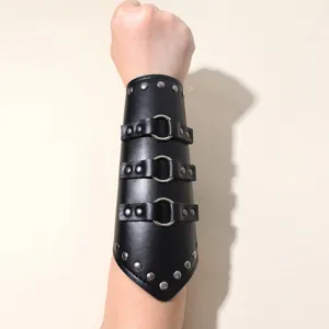 Bracciale in pelle largo stile punk gotico medievale con anelli metallici e dettagli di rivetti.
