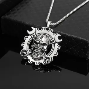 Gros plan détaillé du collier pendentif en métal tête de mort et clé, style punk rock tendance.