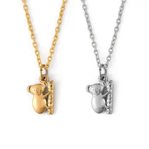 Nahaufnahme Detailansicht der niedlichen Koala Kletterbaum Anhänger Halskette in Gold und Silber.