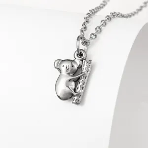 Nahaufnahme des niedlichen Koala-Anhänger-Halskette, mit feiner Edelstahl-Metalltextur.