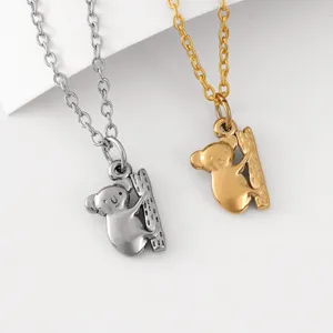 Nahaufnahme Detail der süßen Koala Anhänger Halskette in silberner und goldener Metalloptik.