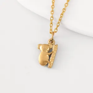 Goldener Edelstahl Koala Anhänger Halskette, süßer Tier Schmuck Detailaufnahme.