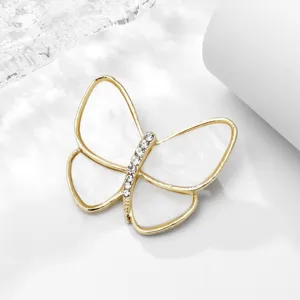Elegante goldene Schmetterlingsbroche mit Perlmutt und funkelnden Strasssteinen für Damen.